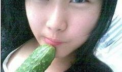 美女免费街边吃瓜,美女免费品尝瓜果盛宴